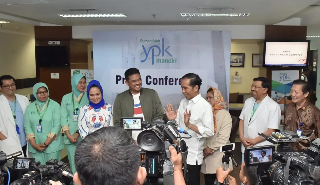 Presiden Joko Widodo (Jokowi) dan Bobby Nasution dalam jumpa pers kelahiran Kahiyang Ayu di RS YPK Menteng, Jakarta, Rabu (1/8). Kahiyang melahirkan bayi perempuan dengan berat badan 3,4 kg dan panjang 49 cm. (Liputan6.com/Pool/Kris - Biro Pers Setpres)
