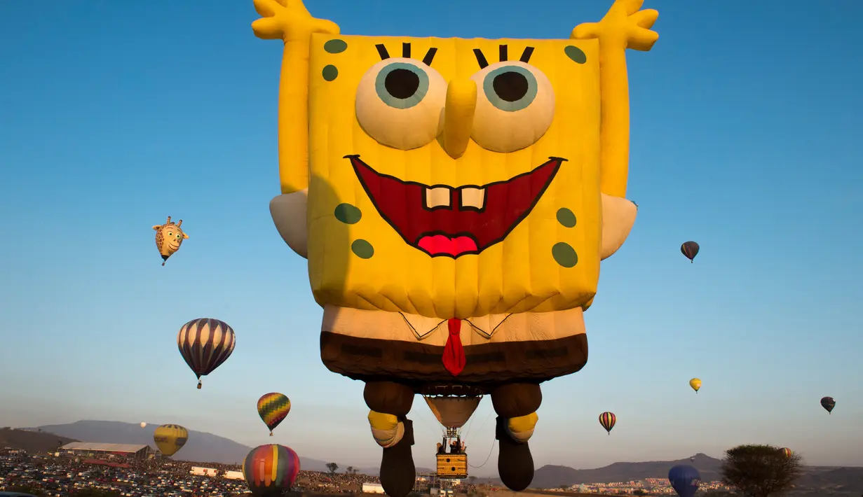 Balon udara berbentuk Spongebob ikut meramaikan Festival balon udara di Cajititlan, Meksiko, Minggu (7/5).  Festival balon udara ini menjadi tontonan menarik bagi warga sekitar dan wisatawan. (AFP PHOTO / Hector Guerrero)