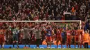 Pemain Liverpool merayakan kemenangan bersama suporter usai menang 4-3 melawan Borussia Dortmund di stadion Anfield, Inggris, (14/4). Sempat tertinggal 0-2 di babak pertama, akhirnya liverpool dapat membalik keadaan di babak kedua.( OLI SCARFF / AFP)