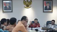 Ahli Hukum Tata Negara Irman Putra Sidin (kemeja merah) memberikan keterangan saat diundang oleh Panitia Hak Angket DPRD DKI Jakarta, Rabu (25/3/2015). (Liputan6.com/Johan Tallo)