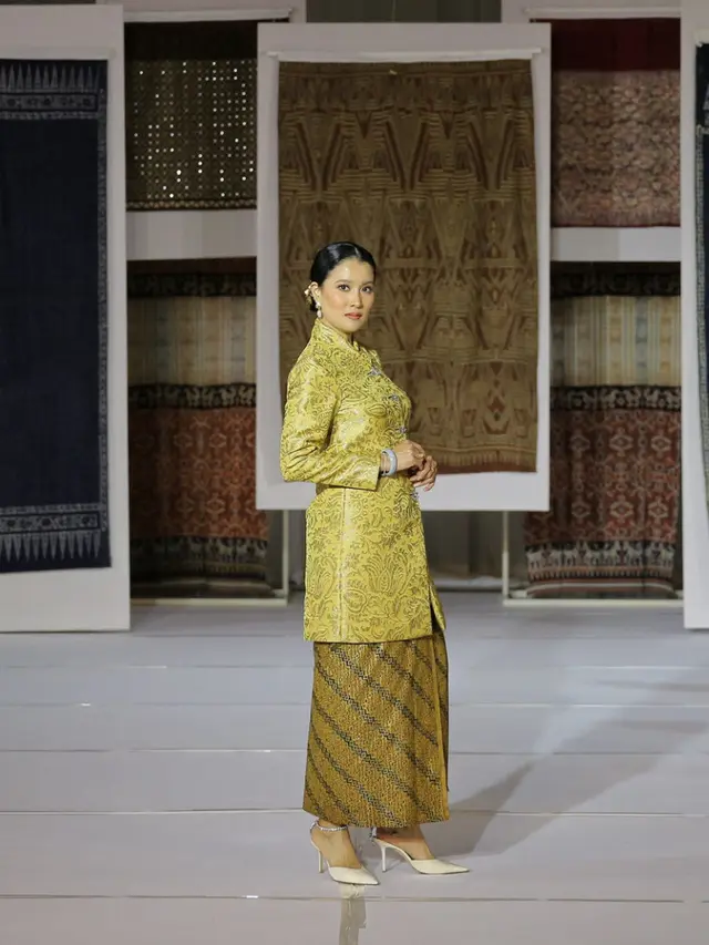 Oscar Lawalata Culture Tampilkan Kebaya dan Kain Daerah Indonesia. [Fimela/Adrian Putra]
