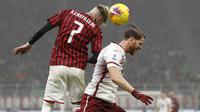 Gelandang AC Milan, Samu Castillejo berebut bola udara dengan bek Torino, Cristian Ansaldi pada pertandingan lanjutan Liga Serie A Italia di stadion San Siro, di Milan, Italia, (18/2/2020). Milan menang tipis atas Torino 1-0. (AP Photo/Antonio Calanni)