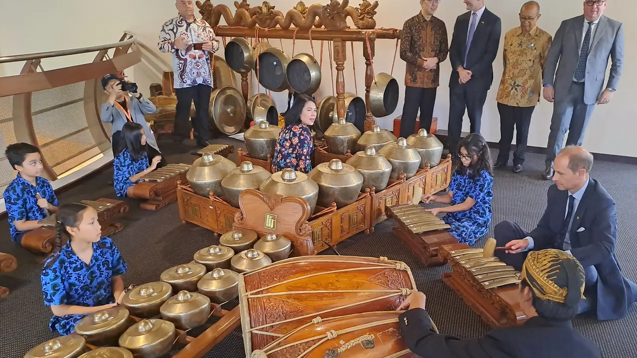 Pangeran Edward, Duke of Edinburgh, lesehan di karpet dan bermain gamelan bersama murid British School Jakarta di Tangerang Selatan.