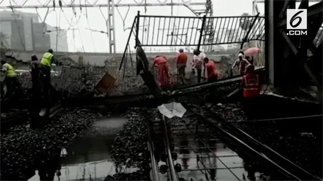 Jembatan penyeberangan yang berada di Stasiun Mumbai, India, tiba-tiba runtuh dan membuat dua orang terluka.