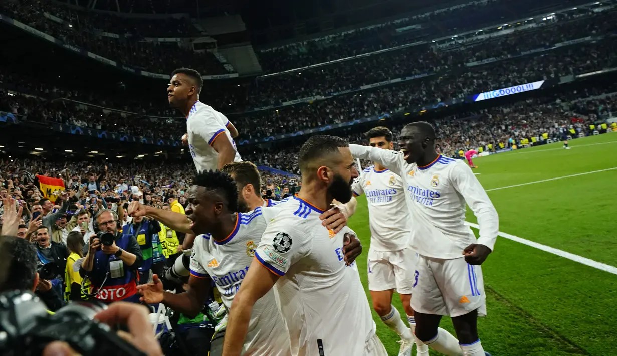 <p>Penyerang Real Madrid, Karim Benzema (tengah) berselebrasi usai mencetak gol lewat titik penalti ke gawang Manchester City pada pertandingan leg kedua semifinal Liga Champions di stadion Santiago Bernabeu, Spanyol, Kamis (5/5/2022). Madrid menang atas City 3-1 dan lolos ke babak final dengan agregat, 6-5, atas The Citizens. (AP Foto/Manu Fernandez)</p>