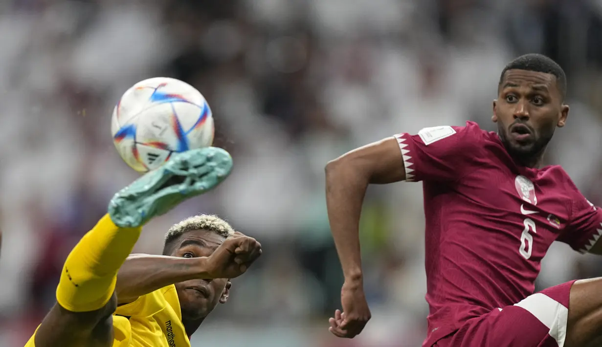 Gelandang Qatar, Abdulaziz Hatem (kanan) berebut bola dengan bek Ekuador, Felix Torres pada pertandingan grup A Piala Dunia 2022 di Stadion Al Bayt di Al Khor, Qatar, Minggu (20/11/2022). Ekuador menang atas Qatar 2-0. (AP Photo/Ariel Schalit)