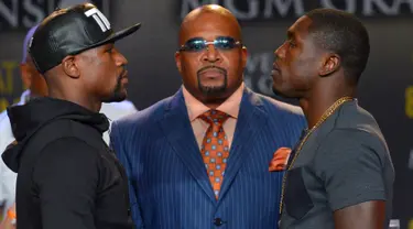 Floyd Mayweather Jr (kiri) dan Andre Berto bertatap muka pada saat konferensi pers di Los Angeles, AS, Kamis (6/8/2015).   Mereka akan bertanding untuk merebutkan sabuk juara WBC. (Jayne Kamin-Oncea-USA)