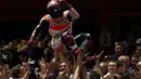 Marc Marquez dilempar ke udara oleh tim Repsol Honda usai menjadi yang tercepat di GP Katalunya, Barcelona, (15/6/2014). (REUTERS/Quique Garcia)