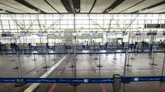 Pemandangan area check-in di Bandara Internasional Arturo Merino Benitez di Santiago setelah Chile menutup perbatasannya, Senin (5/4/2021). Kasus COVID-19 melonjak di Chile meskipun negara tersebut diketahui sebagai salah satu negara dengan proses vaksinasi tercepat di dunia. (MARTIN BERNETTI/AFP)