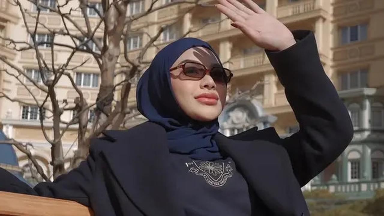 Gaya OOTD Aurel Hermansyah saat Liburan di Jepang, Pakai Rok Mini Meski Berhijab
