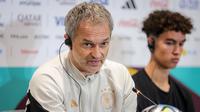 Pelatih Timnas Jerman U-17, Christian Wueck memberikan keterangan saat konferensi pers jelang laga final Piala Dunia U-17 2023 antara Timnas Jerman U-17 melawan Timnas Prancis U-17 di Stadion Manahan, Solo, Jumat (01/12/2023). (Bola.com/Bagaskara Lazuardi)