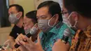 Wakil Ketua Komisi IV DPR Herman Khaeron mengenakan masker saat menjadi pembicara dalam diskusi di kawasan Menteng, Jakarta, Sabtu (10/10/2015). Diskusi tersebut membahas kabut asap dari kebakaran hutan yang semakin pekat. (Liputan6.com/Angga Yuniar)