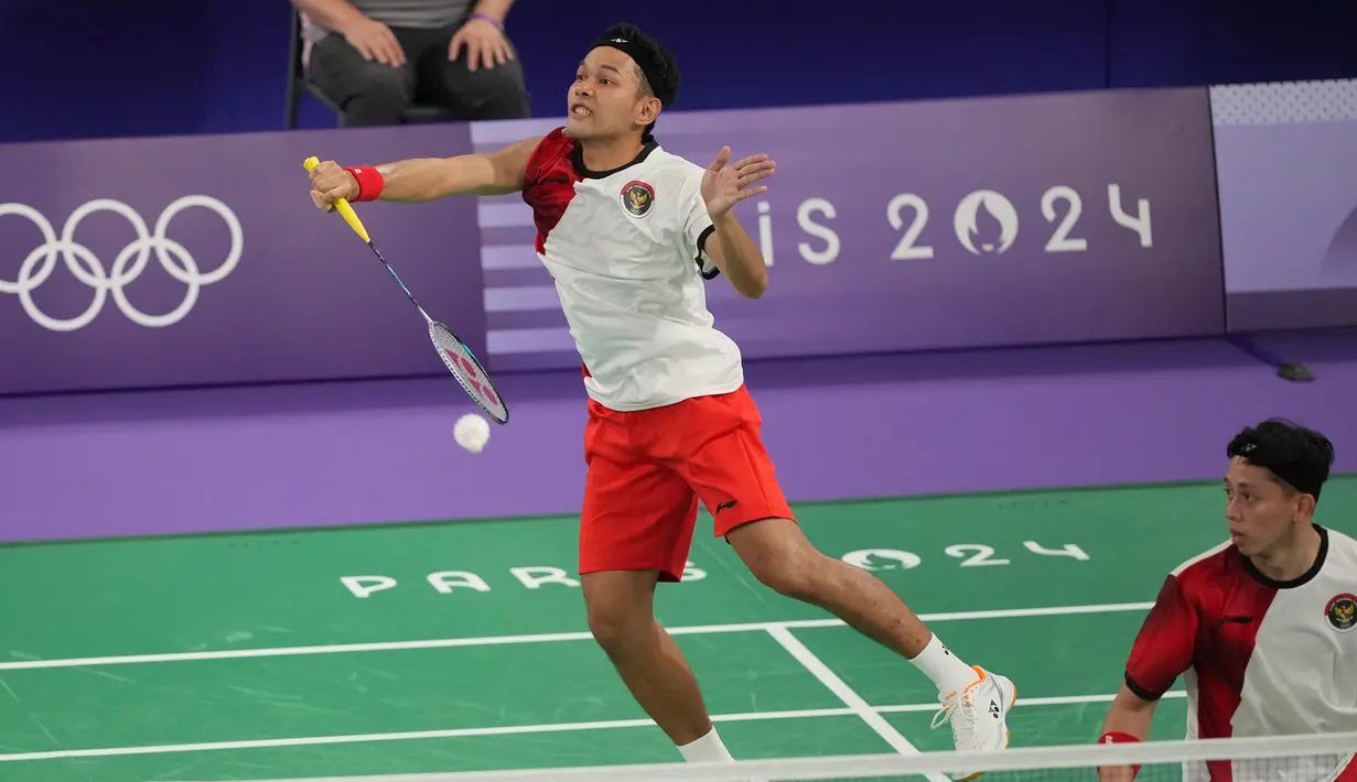 Kemenangan atas ganda putra Prancis, Lucas Corvee/Ronan Labar memastikan langkah Fajar Alfian/Muhammad Rian Ardianto melaju ke perempatfinal Olimpiade 2024. (AP Photo/Dita Alangkara)