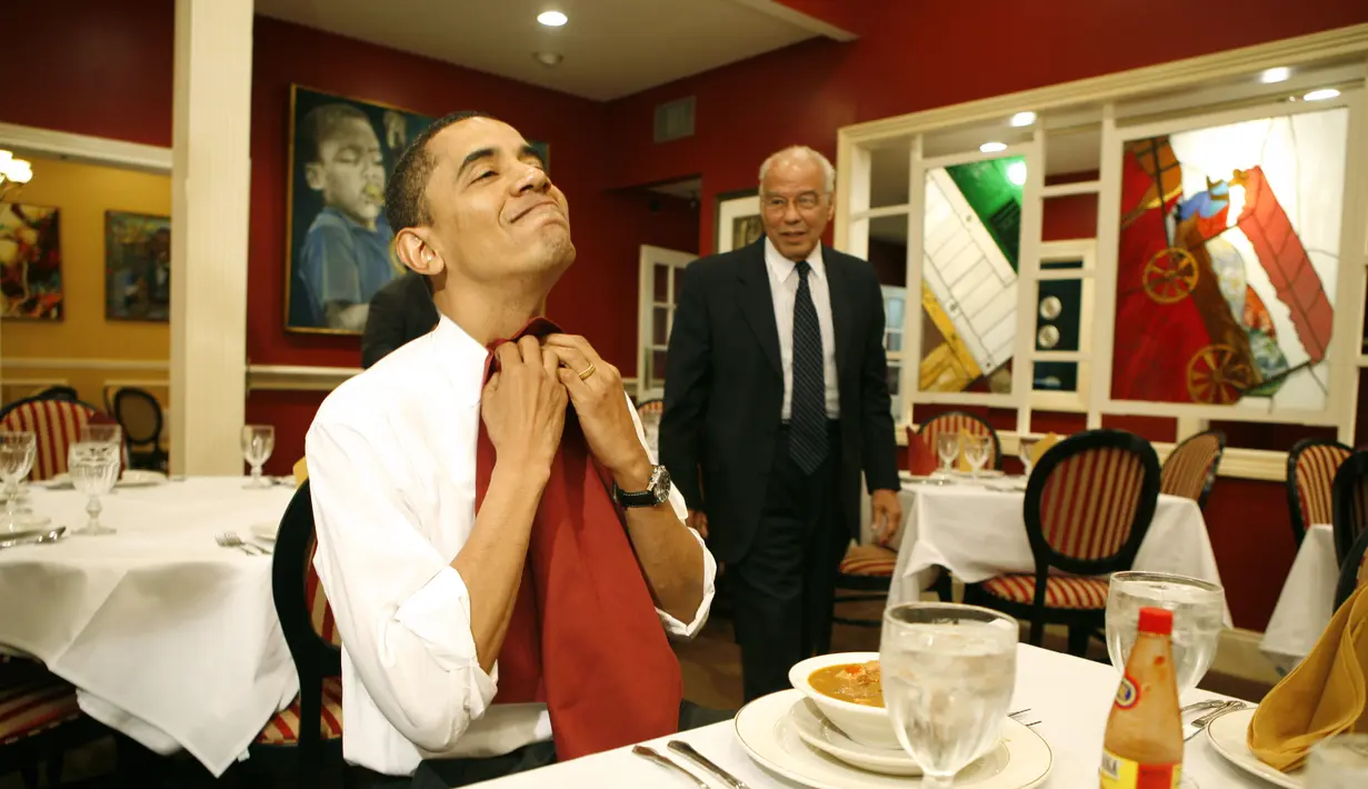 Kandidat presiden dari Partai Demokrat AS Senator Illinois Barack Obama saat makan dengan Ketua Louisiana Recovery Authority Dr Norman Francis (R) di restoran Dooky Chase di New Orleans, Louisiana, pada 7 Februari 2008. (AFP Photo/Emmanuel Dunand)