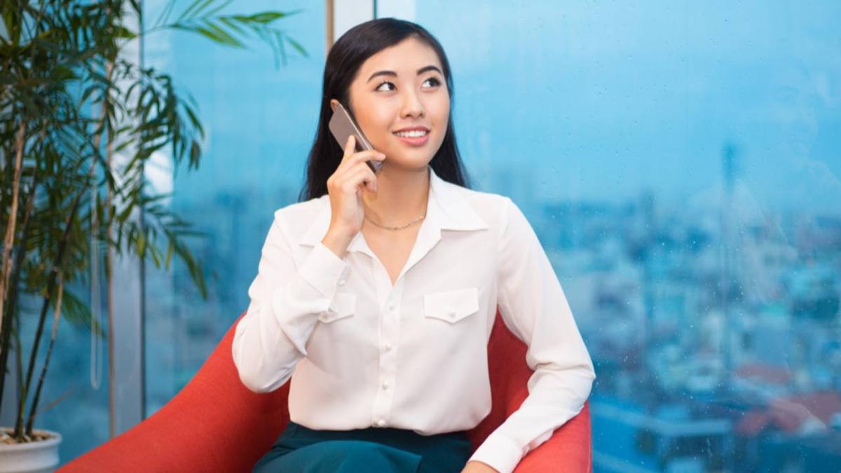 OOTD Kantor Auto Chic, Ini Rekomendasi Kemeja Basic Wanita Kekinian yang Wajib Punya