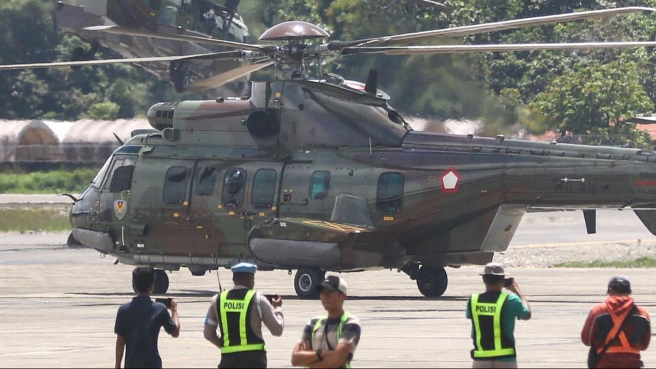 Sejumlah helikopter TNI AU bersiap lepas landas saat dikerahkan dalam operasi evakuasi jenazah pilot Selandia Baru, Glen Malcolm Conning di Bandara Mozes Kilangin, Timika, Provinsi Papua Tengah, pada Selasa (6/8/2024). Glen Conning, yang merupakan penerb