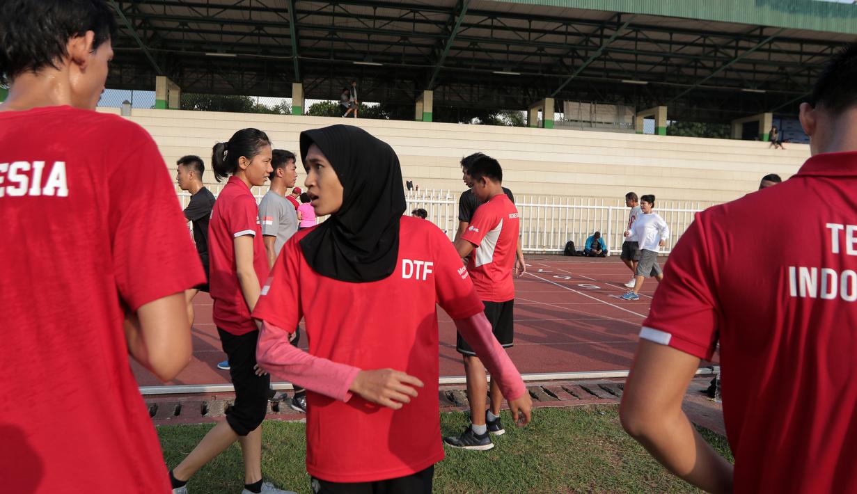 Para atlet Taekwondo berbincang usai melakukan sesi latihan fisik di GOR Rawamangun, Jakarta, (12/7/2017). (Bola.com/Nicklass Hanoatubun)