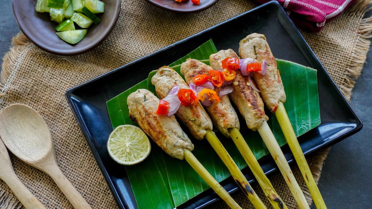 Ayam Betutu hingga Sate Lilit, Ini 7 Rekomendasi Makanan Khas Bali yang Wajib Dicoba