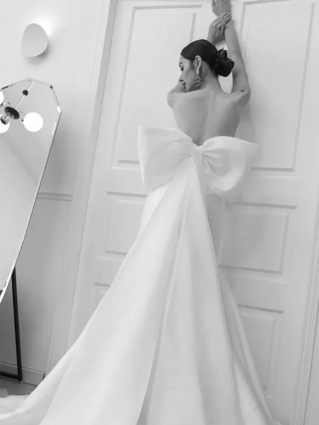 Gaya Vika Kolesnaya Saat Jadi Model Gaun Pengantin