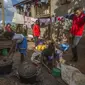 Sukarelawan Palang Merah saat memberi penyuluhan tentang wabah pes kepada perempuan yang sedang memasak di Antananarivo, Madagaskar. (AP Photo/Alexander Joe)