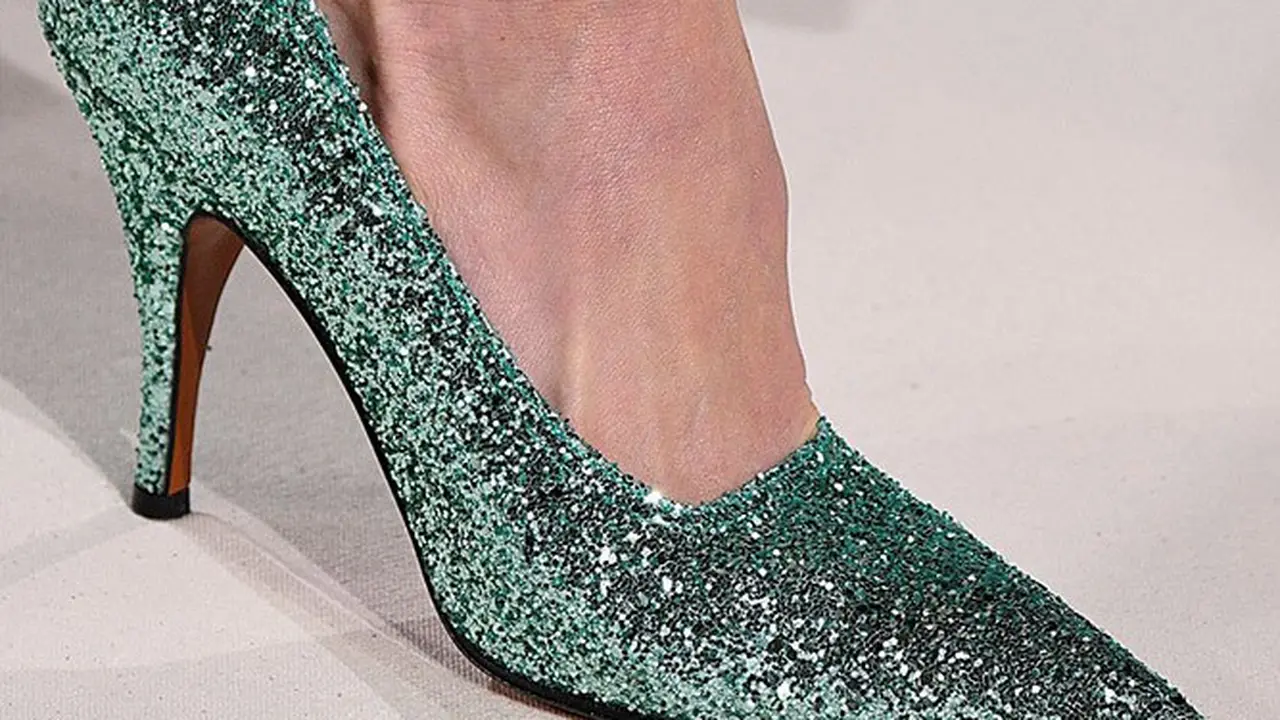 [Bintang] Seperti Cinderella, Ubah Tampilan Monoton dengan Glitter Shoes Ini