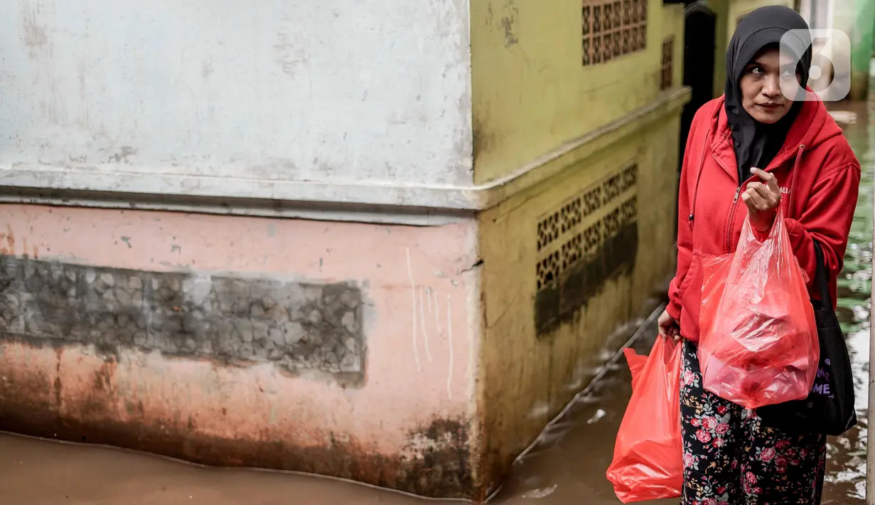 Saat ini, tinggi muka air (TMA) banjir di kawasan tersebut masih mencapai 40 sentimeter (cm). (Liputan6.com/Herman Zakharia)