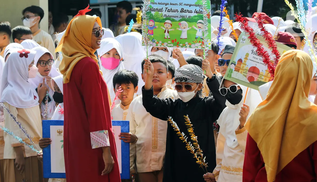 Dengan mengenakan seragam sekolah rapi, para siswa tampak antusias dan bahagia mengikuti pawai. (Liputan6.com/Herman Zakharia)