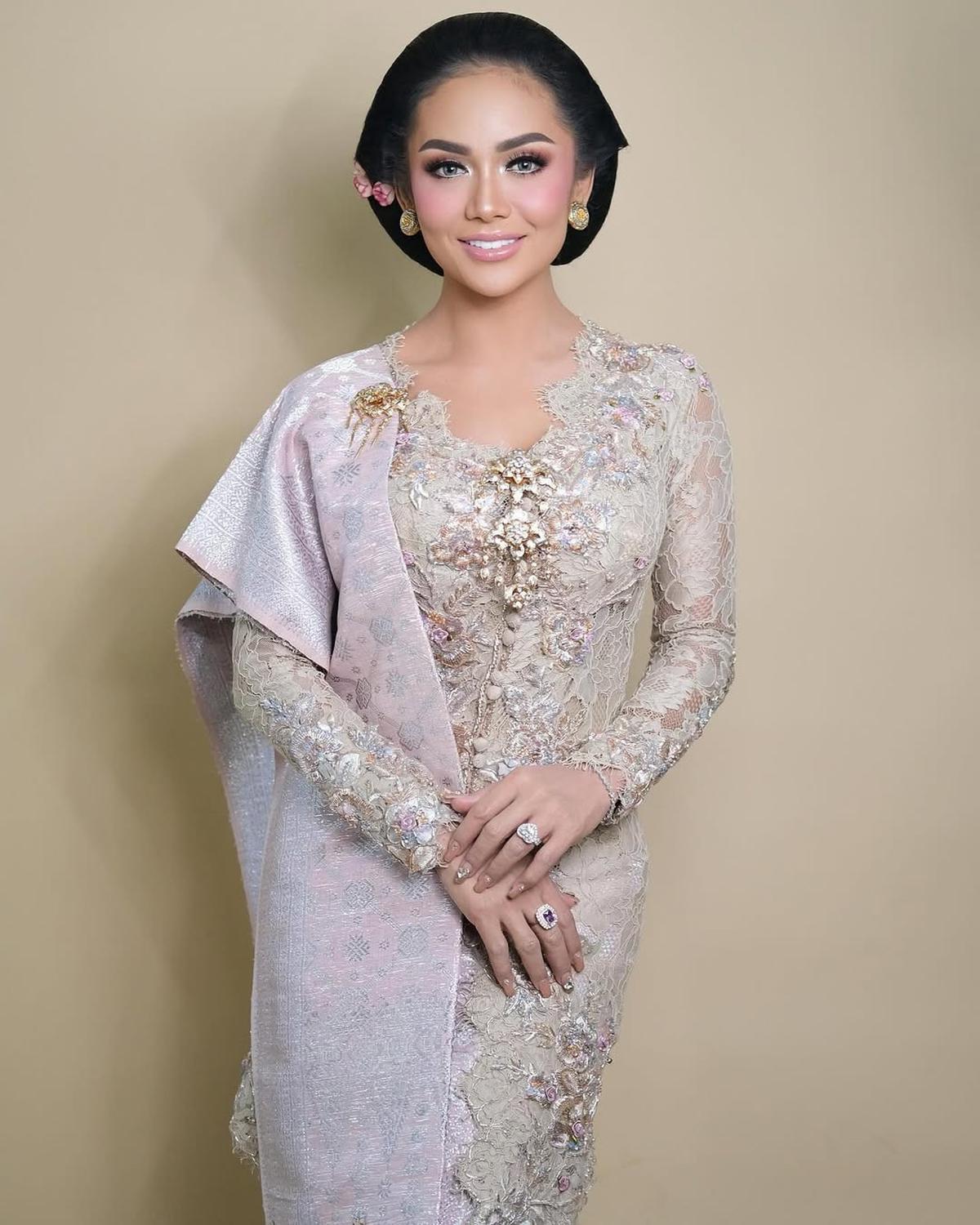 Potret Krisdayanti Tampil Elegan dalam Balutan Kebaya Tradisional