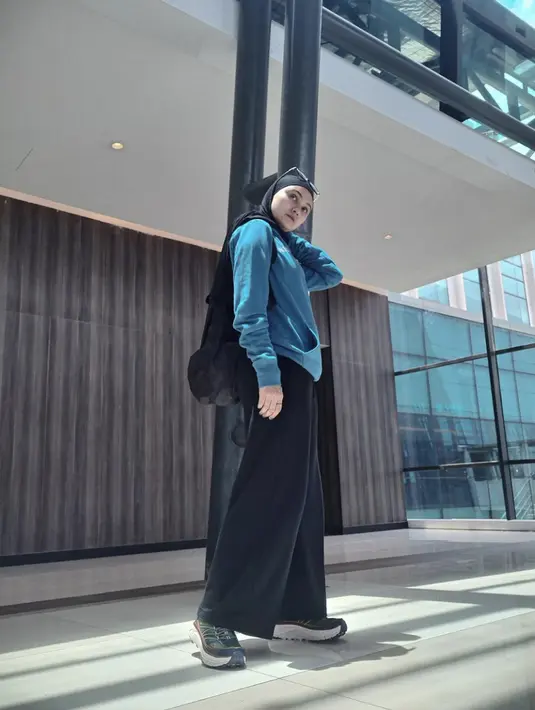 Kombinasi ragam fashion item yang sederhana dan unggul dengan kenyamanan, menjadikan gaya Zee Zee Shahab terlihat selalu menarik.  [Foto: Instagram/ Zeezeeshahab]