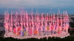 Pertunjukan kembang api mewarnai acara pembukaan perhelatan akbar Euro 2020 (Euro 2021) di Stadion Olimpico, Roma, Italia, (11/6/2021). (AFP/Alberto Pizzoli)