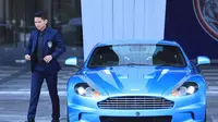 Gelandang Johor Darul Ta'zim (JDT), Syahrian Abimanyu bersama mobil Aston Martin "JDT Edition". (JDT via Rasiman).