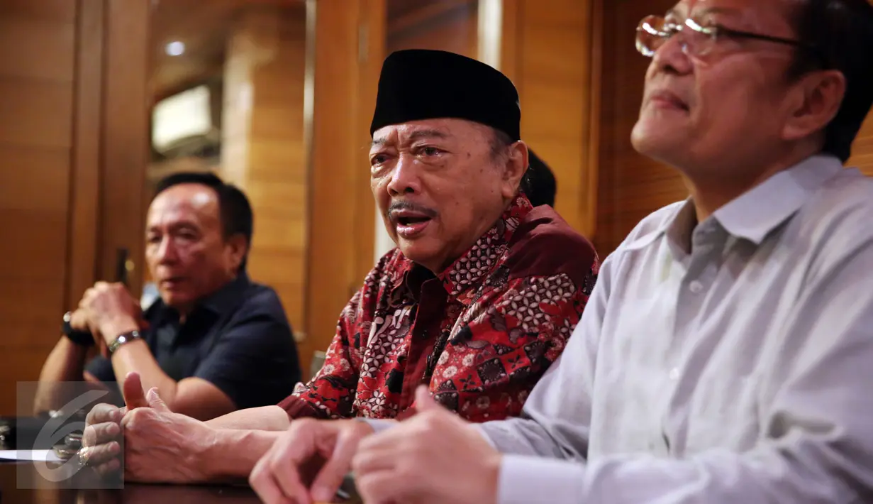 Ketua Dewan Pembina Soksi, Oetojo Oesman (tengah) saat menggelar jumpa pers di Jakarta, Selasa (28/2). Salah satu ormas pendiri Partai Golkar (PG), Soksi, akan menggelar Musyawarah Nasional (Munas) bersama di Surabaya Jawa Timur (Liputan6.com/JohanTallo)
