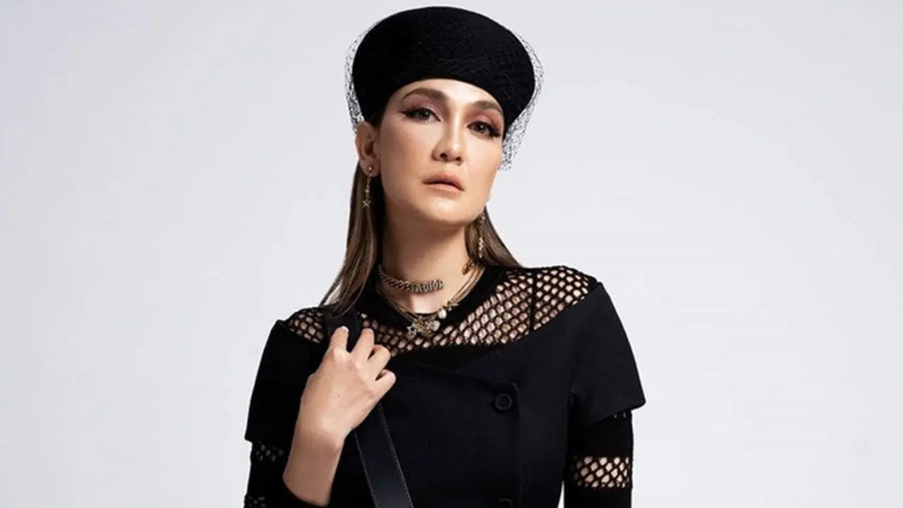 6 Gaya Luna Maya dalam Pemotretan 'Lady in Black', Memukau