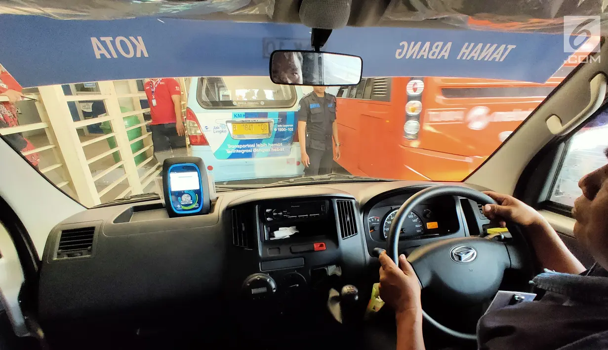Mesin tap terlihat di angkutan umum (angkot) Jak Lingko ber-AC yang menunggu penumpang di depan Stasiun Tanah Abang, Jakarta, Jumat (12/7/2019). Sebanyak lima armada Jak Lingko ber-AC mulai diuji coba sejak 1 Juli  untuk mengangkut penumpang dari Tanah Abang ke Kota. (Liputan6.com/Immanuel Antonius)