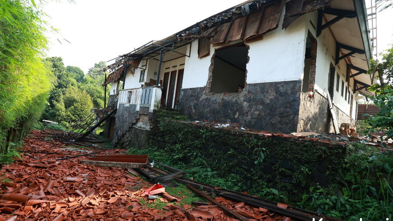 9 Potret Rumah Atalarik Syach yang Dieksekusi Aparat, Dinding Rumah Jebol dan Genteng Hancur