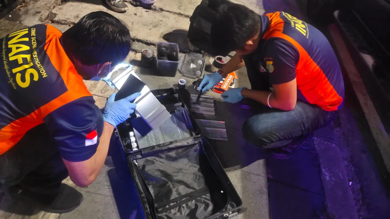 Penemuan koper mencurigakan sempat membuat geger warga sekitar Tamansari, Jakarta Barat. Polisi telah mengamankan koper mencurigakan tersebut Senin, (23/9/2024) malam.