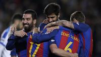 Para pemain Barcelona merayakan gol Paco Alcacer saat melawan Hercules pada laga Copa del Rey di Camp Nou, Barcelona,  (21/12/2016). Barcelona menang 7-0.  (AP/Manu Fernandez)