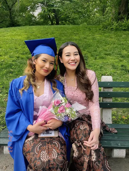Aaliyah Massaid jauh-jauh terbang ke New York demi menghadiri wisuda sang adik, Zahwa Massaid [@aaliyah.massaid]