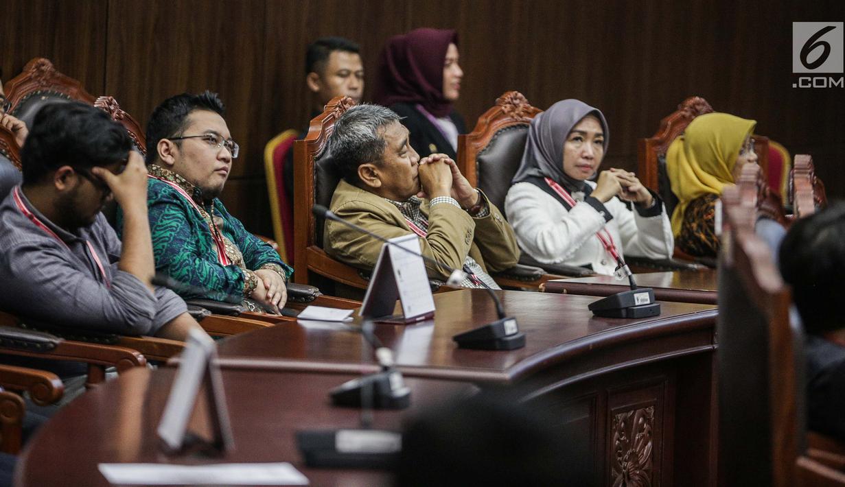 Ekspresi peserta saat mengikuti sidang putusan sengketa Pilpres 2019 di Gedung Mahkamah Konstitusi (MK), Jakarta, Kamis (27/6/2019). MK akan membacakan putusan sengketa Pilpres 2019 yang dimohonkan kubu Prabowo-Sandiaga. (Liputan6.com/Faizal Fanani)