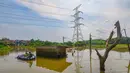 Warga membawa rumput dengan perahu karet melewati rumah warga yang kosong akibat tergenang Kali Pesanggrahan yang alirannya menyempit karena longsoran sampah di Tempat Pembuangan Akhir (TPA) Cipayung, Depok, Jawa Barat, Kamis (14/5/2026). (merdeka.com/Arie Basuki)