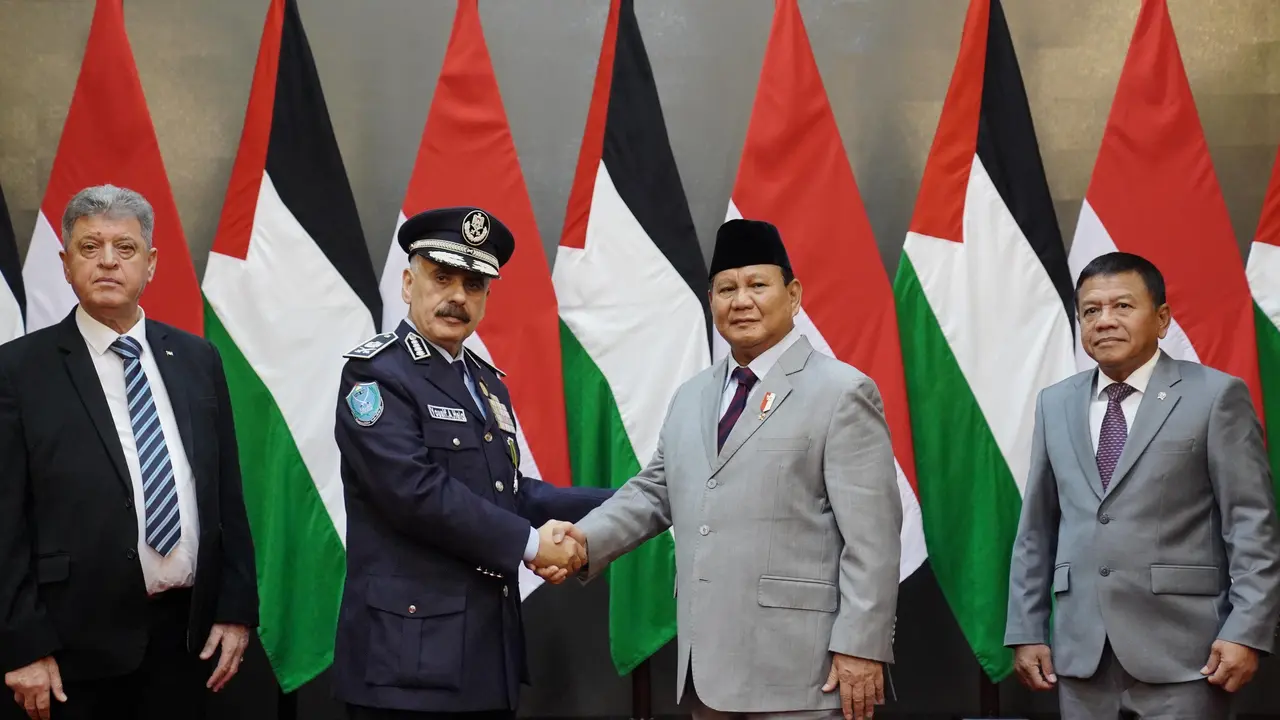Menteri Pertahanan (Menhan) Prabowo Subianto menerima kunjungan kehormatan dari Kepala Kepolisian Palestina, Mayor Jenderal Yousef Al-Hilo di Kantor Kementerian Pertahanan (Kemhan), Jakarta Pusat.