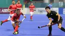 Atlet hoki Indonesia memukul bola saat bertanding melawan Jepang dalam babak penyisihan hoki putra Asian Games di Lapangan Hoki Gelora Bung Karno, Jakarta, Rabu (22/8). Indonesia kalah dengan skor 1-3. (Liputan6.com/Fery Pradolo)