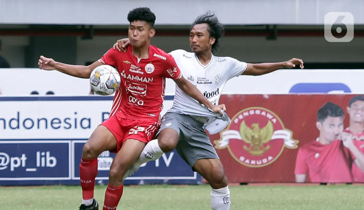 Pemain Persija Jakarta, Ginanjar Wahyu Ramadhani (kiri) berebut bola dengan pemain Bali United, Hariono saat lanjutan laga BRI Liga 1 Indonesia di Stadion Patriot Chandrabhaga, Kota Bekasi, Jawa Barat, Minggu (15/1/2023). Persija unggul dramatis 3-2 di detik-detik jelang berakhirnya laga kedua tim. (Liputan6.com/Helmi Fithriansyah)