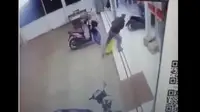 Seorang pria tidak sengaja merusak jendela mini market saat periksa lampu.