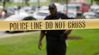 Polisi Melintasi TKP Penembakan Baltimore. (Guardian)