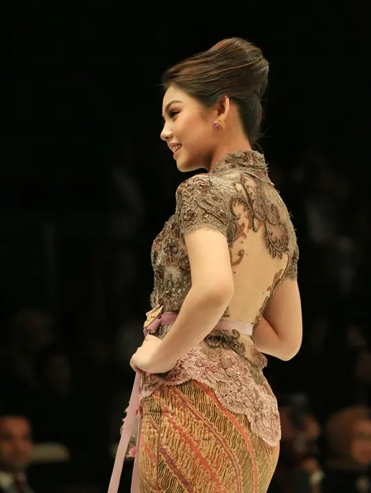 Meski dikenal dengan gaya santai dan casual, Vanesha juga bisa tampil menawan dalam balutan kebaya dan gaya rambut yang disanggul. Gaya ini membuat Vanesha tampak anggun dan cantik (Bintang/Adrian Utama Putra)
