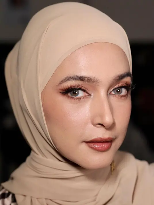 Kerap jadi muse di acara fashion, begini cantiknya Nabila kenakan dress bermotif geometris dan hijab nuansa coklat muda yang dipuji Shireen Sungkar bak Barbie Arab. [Foto: IG/nsyakieb85].