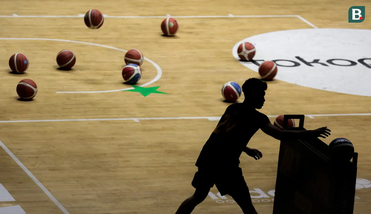 Indra Muhammad beraksi saat IBL All Star 2022 Three Points Contest di Hall Basket GBK, Senayan, Kamis (31/03/2022). (Bola.com/Bagaskara Lazuardi)