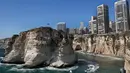 Aksi peserta melompat dari batu karang laut 'Raouche' dalam kompetisi Red Bull Cliff Diving World Series di Beirut, Lebanon, 14 Juli 2019. Sebanyak 40 atlet terdiri dari 10 wanita dan 14 pria yang berasal dari 18 negara melakukan lompatan dari ketinggian 21 - 27 meter. (AP/Hussein Malla)