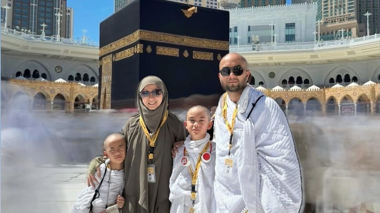 7 Potret Revalina S Temat Umrah Bareng Keluarga, Dua Anak Tampil Kompak dengan Rambut Plontos